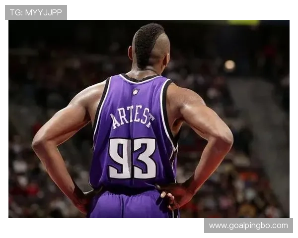 卢尔·邓无球跑动牵制防守，改变对手侧翼布防策略