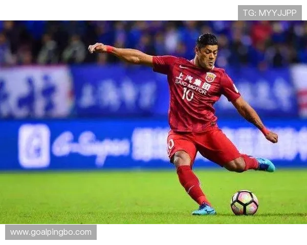胡尔克连续高速突破压制防线 本赛季边路传中威胁显著 胡尔克连续高速突破压制防线 本赛季边路传中威胁显著
